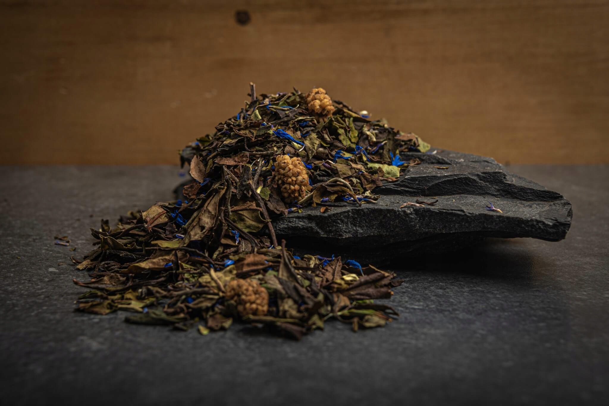 Eldorado 50 g herbata biała liściasta China Pai Mu Tan z jagodą inkaską, morwą i bławatkiem (3).jpeg