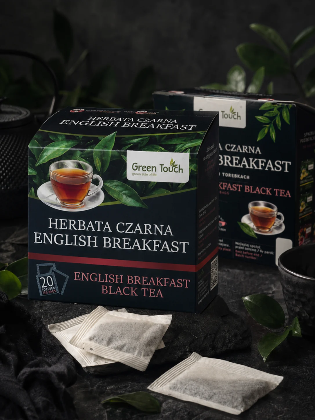 Green Touch English Breakfast z przodu i z tyłu, filtry oraz ciemna filiżanka.