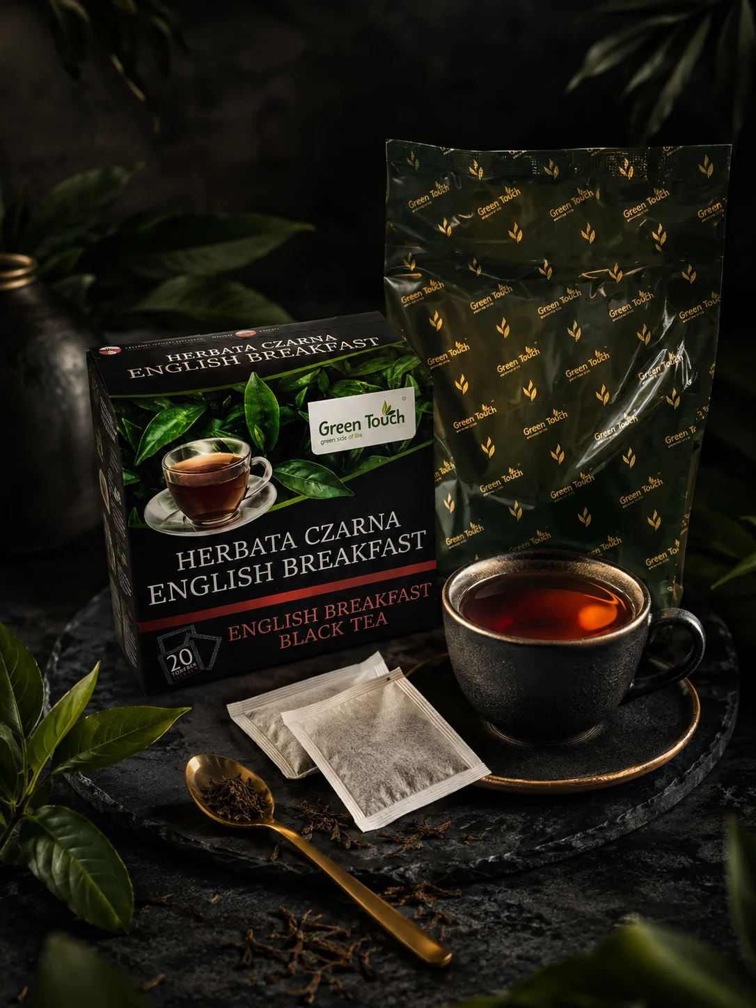 Green Touch English Breakfast z zielonym workiem wewnętrznym, filiżanką i filtrami.