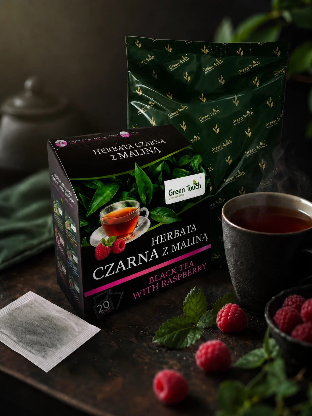 Green Touch Czarna z maliną z workiem wewnętrznym, filiżanką, filtrem i malinami.