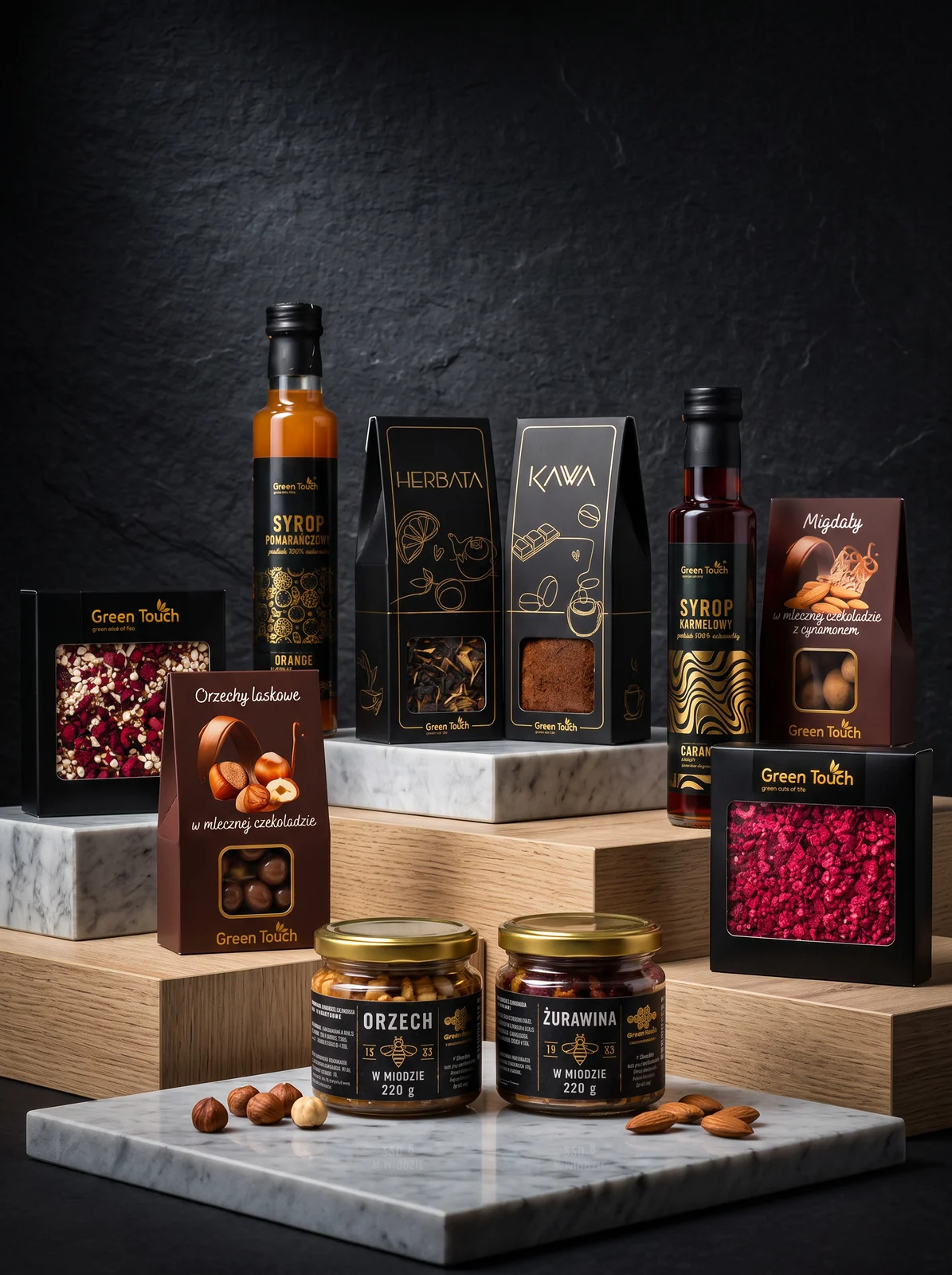 Produkty zestawu prezentowego premium w czarnych opakowaniach ze złotymi detalami