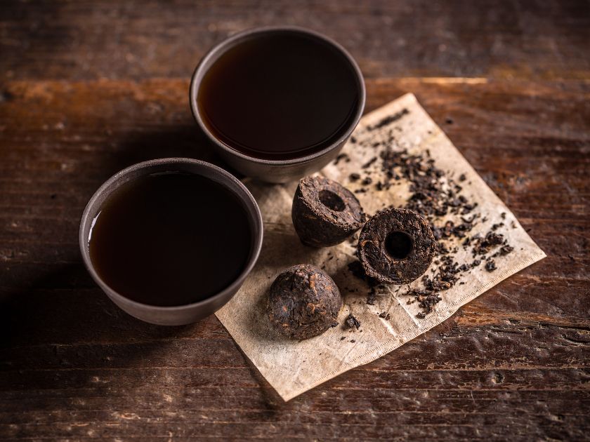 Herbata Pu Erh – czym się charakteryzuje, jak ją parzyć i kiedy smakuje najlepiej?