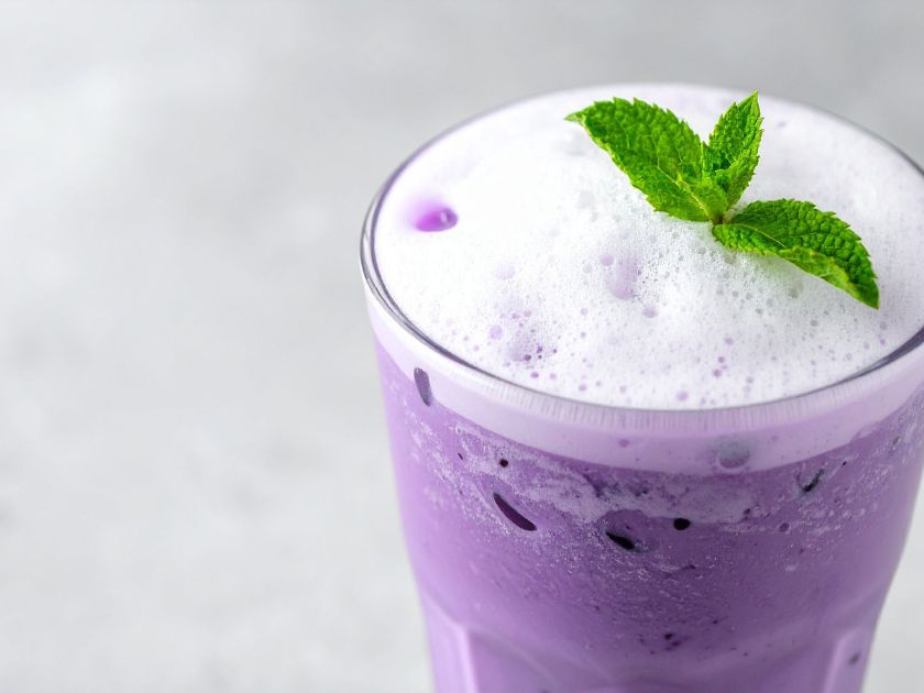 Ube czy matcha? Poznaj różnice i sprawdź, który superfood bardziej przypadnie Ci do gustu