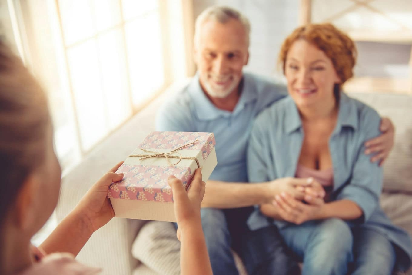 Prezenty dla rodziców – jak wybrać upominek dopasowany do mamy i taty?